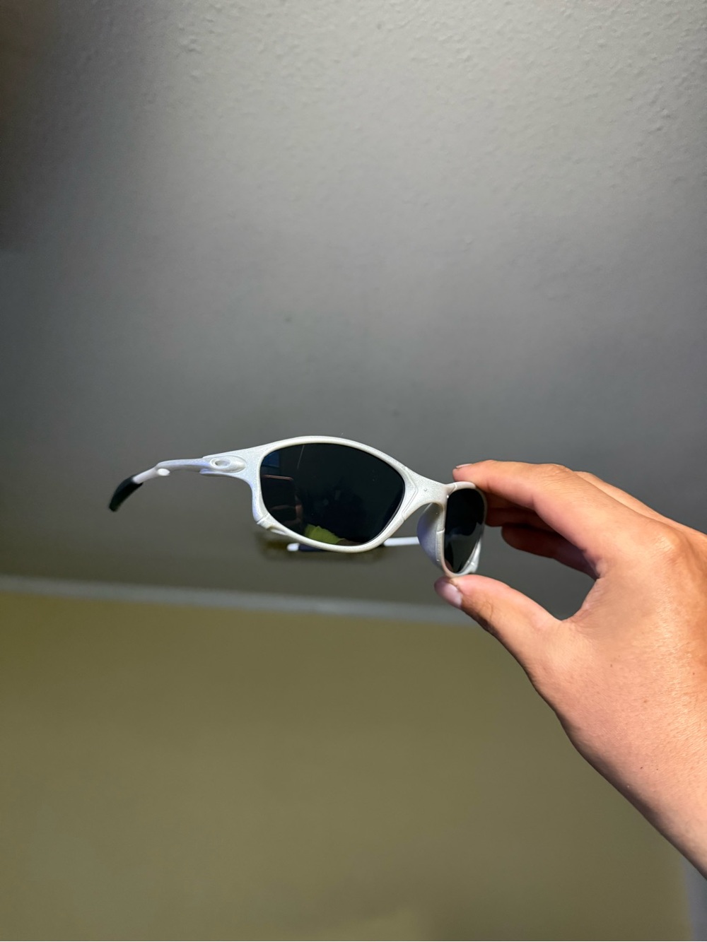 Oak White Frame Sunglasses with Dark Lenses o glasses